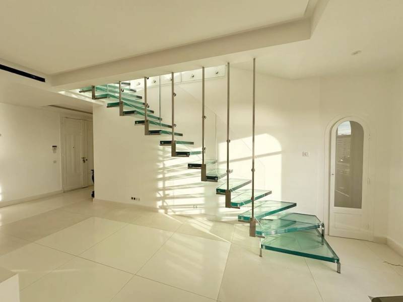 Projet d'escaliers en verre étudié puis validé à Monaco