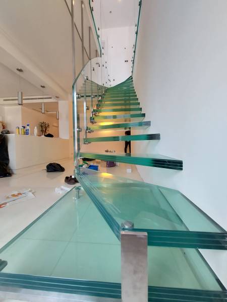 Projet d'escaliers en verre étudié puis validé à Monaco